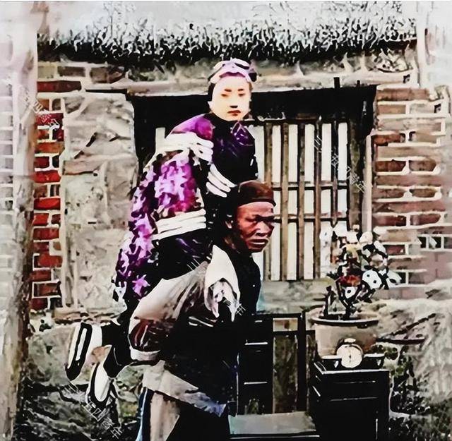 晚清时期龟奴送女孩去客人家服务的照片时代洪流下的众生相